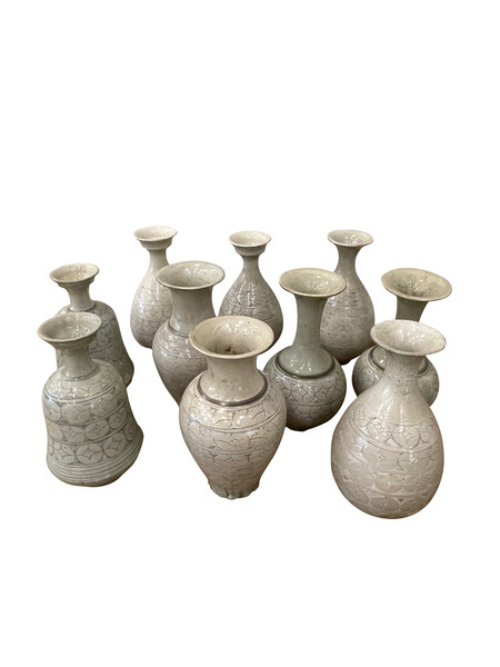 CONTEMPORARY CHINESE COLLECTION PATTERNED CREAM VASES